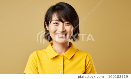穿著黃色馬球衫的微笑日本女人 109188519