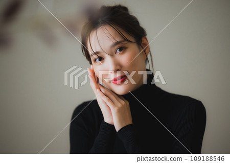 一位身穿黑色針織衫的女士將下巴靠在背上 109188546