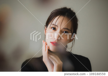 一位身穿黑色針織衫的女士將下巴靠在背上 109188550