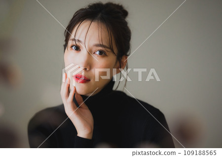 一位身穿黑色針織衫的女士將下巴靠在背上 109188565