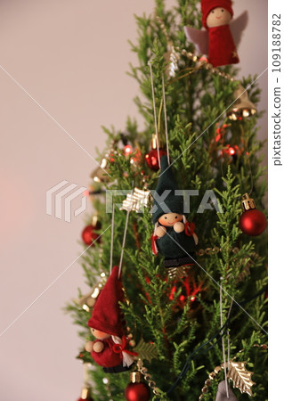 christmas tree and little girl christmas 109188782