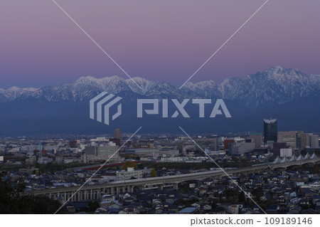 立山青谷特別席 從劍岳氣勝山北阿爾卑斯吳羽展望台欣賞黃昏時分的富山市冬景 立山青谷特別席 從劍岳氣勝山北阿爾卑斯吳羽展望台欣賞黃昏時分的富山市冬景 109189146