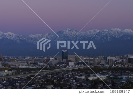 立山青谷特別席 從劍岳立山北阿爾卑斯展望台欣賞黃昏時分的富山市冬景 109189147
