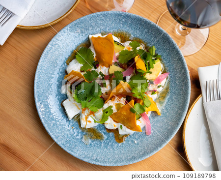 Appetizing salad Burrato a la Mexicana 109189798