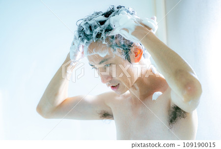 Men shampooing 109190015