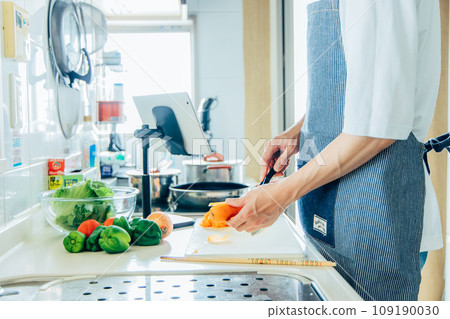 Men cooking in the kitchen 109190030