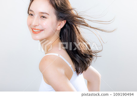 年輕女性半模特 109190494