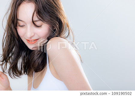 Young female half model Young female half model 109190502