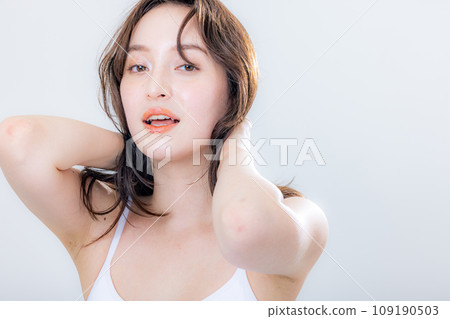 Young female half model 109190503