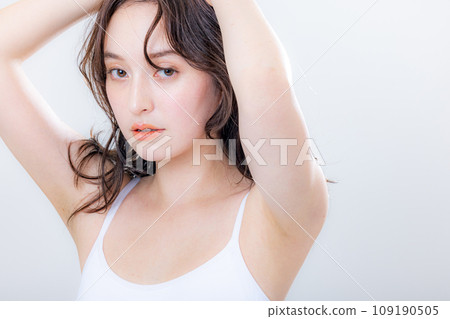 Young female half model 109190505