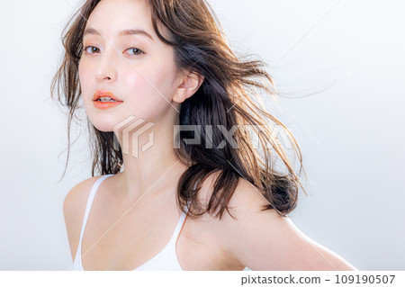 Young female half model Young female half model 109190507