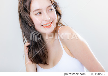 Young female half model 109190512