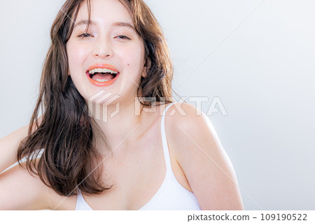 年輕女性半模特 109190522