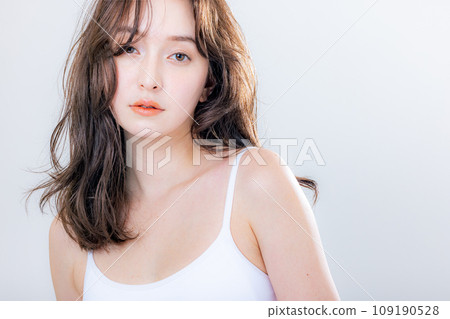 年輕女性半模特 109190528