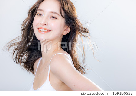 年輕女性半模特 109190532