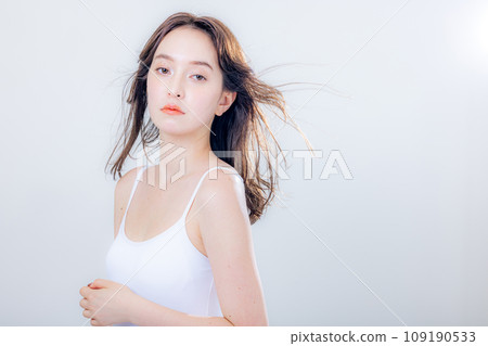 年輕女性半模特 109190533