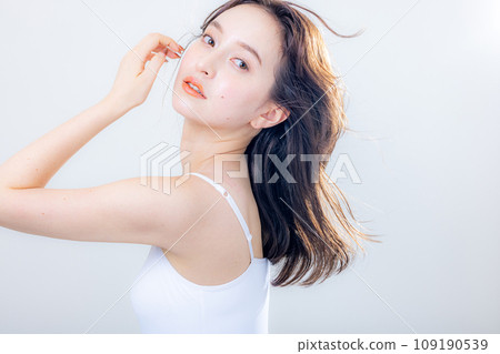 Young female half model 109190539