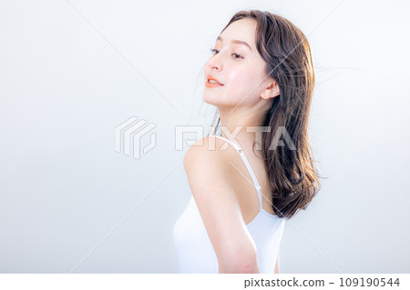 年輕女性半模特 109190544