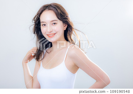 年輕女性半模特 109190548