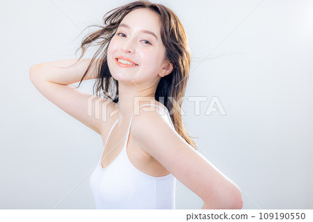 年輕女性半模特 109190550