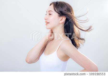 年輕女性半模特 109190553