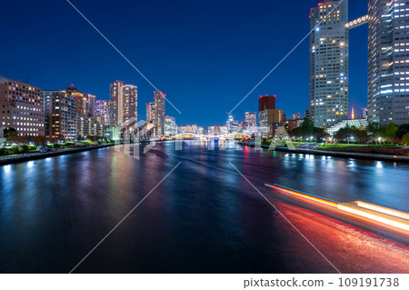 Beautiful night view of the Sumida River and Kachidoki Bridge flowing through the metropolis of Tokyo | Chuo Ward, Tokyo 109191738