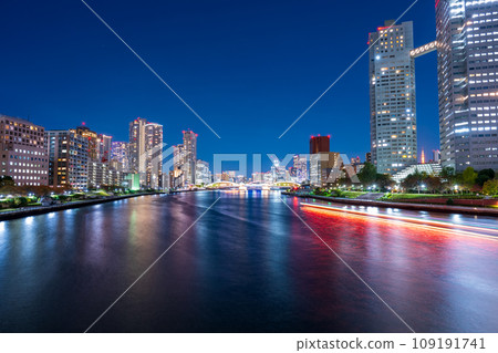流經東京都的隅田川和勝哄橋的美麗夜景 | 東京都中央區 109191741