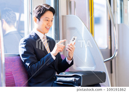 上班途中的中年商人 照片由京王電鐵株式會社提供 上班途中的中年商人 照片由京王電鐵株式會社提供 109191862