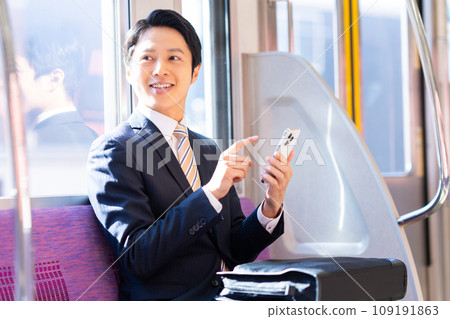 A middle-aged businessman commuting to work. Photo provided by Keio Electric Railway Co., Ltd. A middle-aged businessman commuting to work. Photo provided by Keio Electric Railway Co., Ltd. 109191863