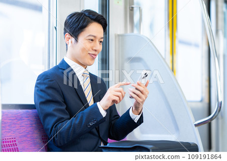 上班途中的中年商人 照片由京王電鐵株式會社提供 上班途中的中年商人 照片由京王電鐵株式會社提供 109191864