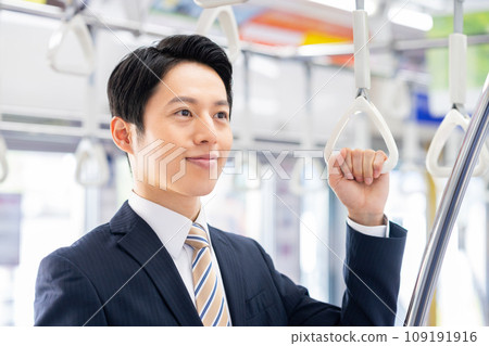 上班途中的中年商人 照片由京王電鐵株式會社提供 上班途中的中年商人 照片由京王電鐵株式會社提供 109191916