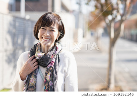 一名50多歲的婦女在住宅區行走 109192146