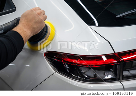 Process of polishing white car body surface using orbital polishing machine. Process of polishing white car body surface using orbital polishing machine. 109193119