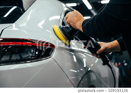 Process of polishing white car body surface using orbital polishing machine.  109193126