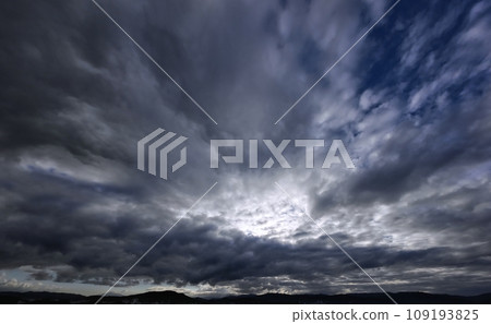 雨後的清晨天空，各種雲彩鋪滿天空，初冬，超廣角，天空為主，231114am 109193825