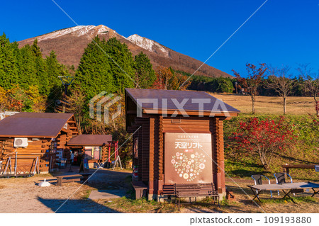 （鳥取縣）真水高原滑雪纜車、紅葉白雪覆蓋的大山 109193880