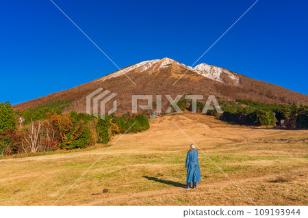真水高原滑雪公園 - 一位女士仰望白雪覆蓋的富士山。 109193944