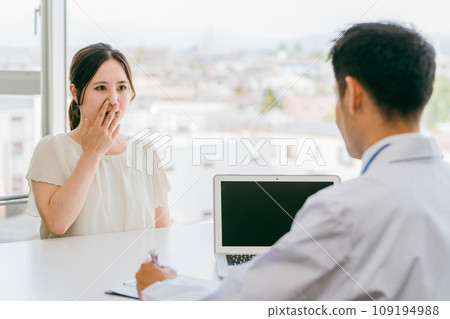 A female patient who is surprised to be diagnosed with an illness (illness, life expectancy, cancer, insurance) 109194988