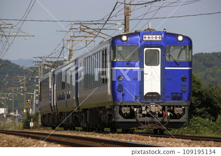 Special Rapid Shu*Kura on the Shinetsu Main Line Special Rapid Shu*Kura on the Shinetsu Main Line 109195134
