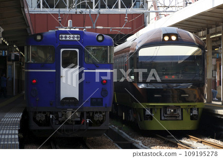 特別快速列車湯澤週*藏和特別快速山通循環列車在越後湯澤站停靠 109195278