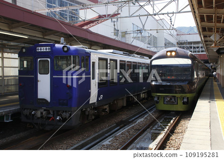 特別快速列車湯澤週*藏和特別快速山通循環列車在越後湯澤站停靠 特別快速列車湯澤週*藏和特別快速山通循環列車在越後湯澤站停靠 109195281