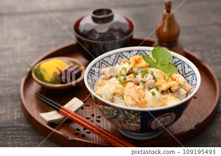 熱騰騰的新鮮親子丼 熱騰騰的新鮮親子丼 109195493