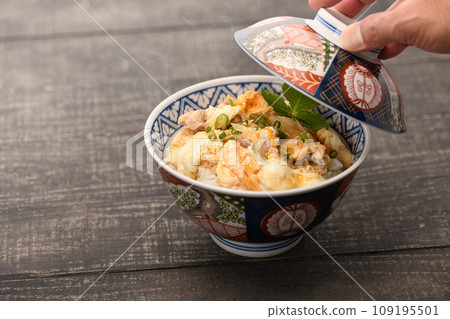 Hot and freshly made oyakodon Hot and freshly made oyakodon 109195501