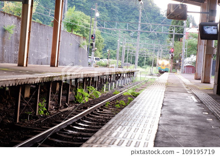 Tateyama Station tracks and platform 109195719