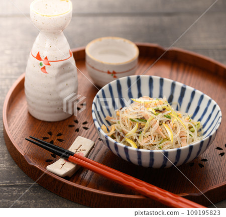 托盤上的粉絲沙拉和清酒 托盤上的粉絲沙拉和清酒 109195823
