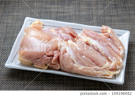 雞肉。國產阿波王雞腿肉。照片重約360g。 109196082