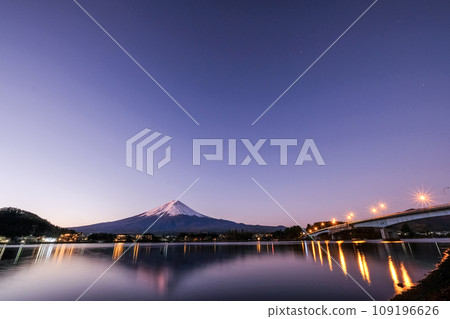 Mt. Fuji, Lake Kawaguchi, early morning 109196626