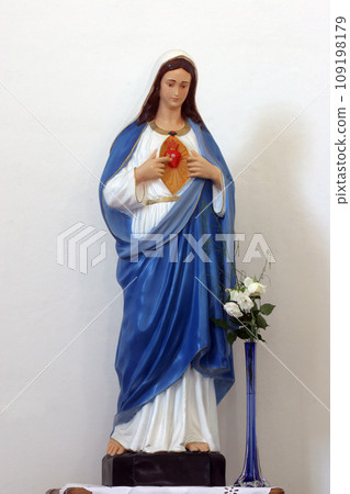 Immaculate Heart of Mary statue on the altar in Parish Church of Holy Trinity in Hrvatska Dubica, Croatia 109198179