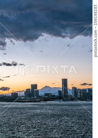 [Kanagawa Prefecture] Yokohama Minato Mirai at dusk (November) 109198285