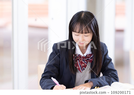 攝影高中女生合作：有明教育藝術專門學校 109200171